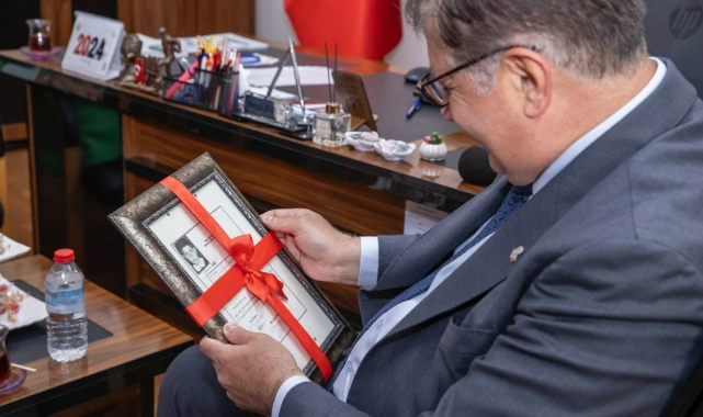 Başkan Tugay’ı duygulandıran sürpriz: İlkokul diploması mezun olduğu lisede hediye edildi  