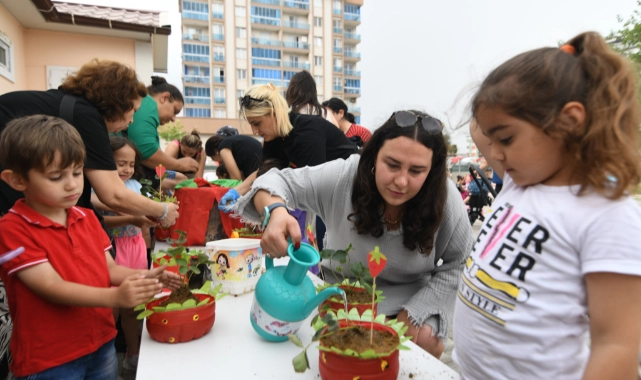 Bornova’da minikler ve annelerine Çilek Şenliği