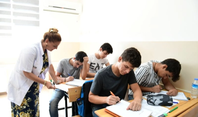 Çiğli Belediyesi'nden öğrencilere YKS ve LGS desteği