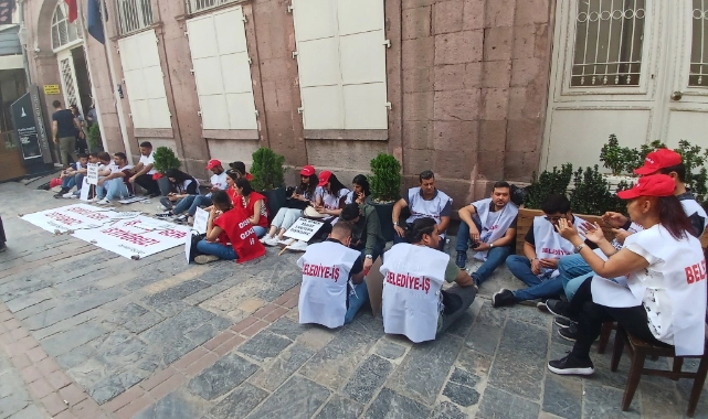 Çıkarılan işçilerden Egemenlik Binası önünde eylem