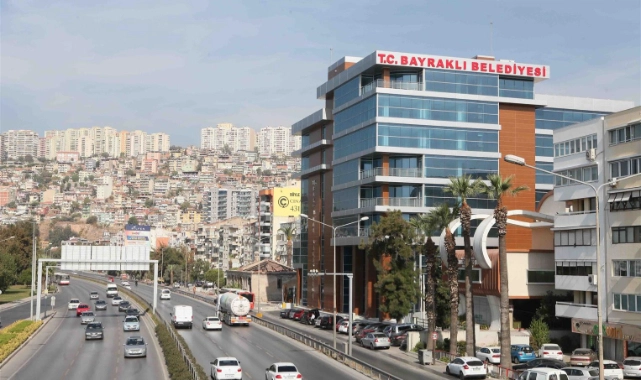 Deniz Yücel ziyaretinde eylem! Bayraklı'da maaş krizi büyüyor