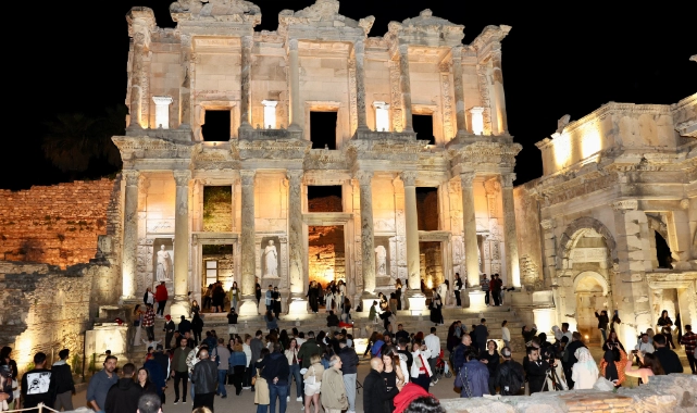 Efes'te 'gece müzeciliği' başladı