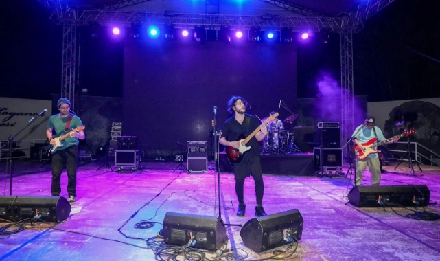 Gaziemir Gençlik Festivali’ne Yaşlı Amca ile muhteşem final