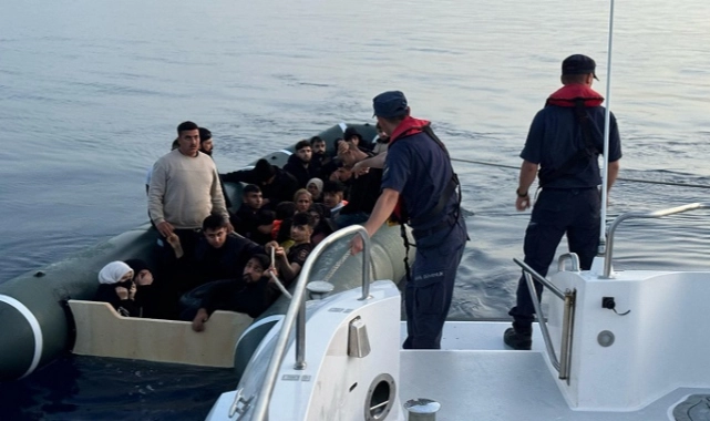 İzmir sularında can pazarı: 16'sı çocuk 40 düzensiz göçmen kurtarıldı