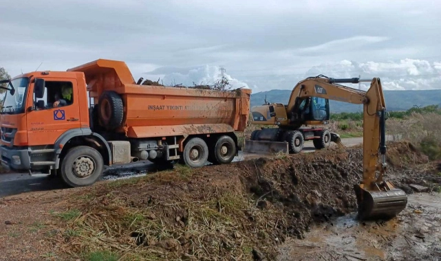 İZSU ekipleri Selçuk’ta: Derelerden 17 bin ton malzeme çıkardı