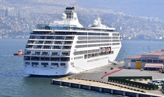 Toplam 4 bin 761 yolcu getirdiler... 2 kruvaziyer İzmir'de demirledi