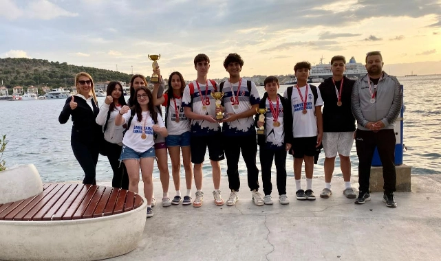 Yarımada Spor Oyunları'na katılan Efes Selçuklu sporcular, madalya ve kupalarla döndüler