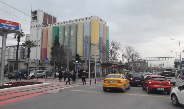 Alsancak'ta bıçaklı kavga: Ayıranları yaraladılar