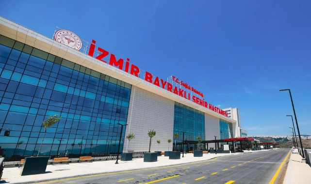 Bayraklı Şehir Hastanesi'nde kriz büyüyor... İşçiler eylemde 