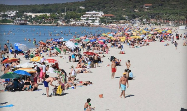 Çeşme'de bayram tatili rekoru: Araç girişi zirve yaptı