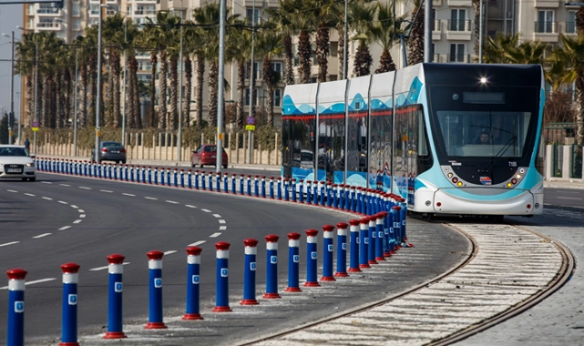 Çöp kamyonu enerji hattına zarar verdi: Çiğli’de tramvay seferleri iptal edildi! 
