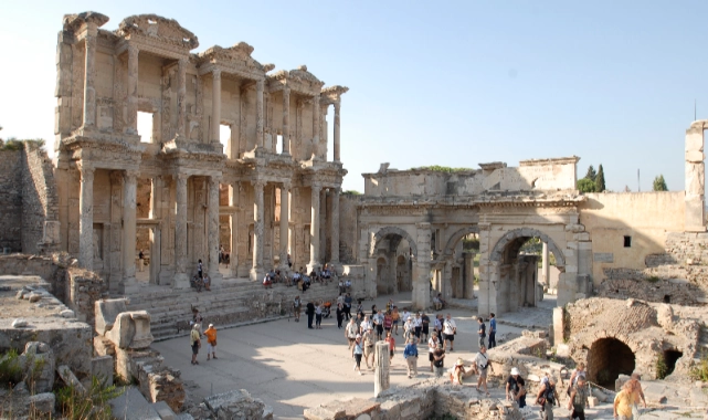 Efes Antik Kenti'nde bayram yoğunluğu... 129 bin 987 kişi kente konuk oldu 