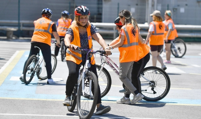 Hayatlarında ilk kez bisiklet sürdüler... Kadınlar, özgürlüğe pedal çeviriyor!