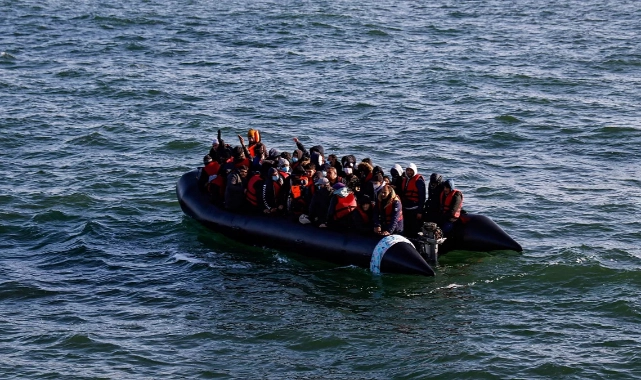 İzmir açıklarında 23 düzensiz göçmen yakalandı 
