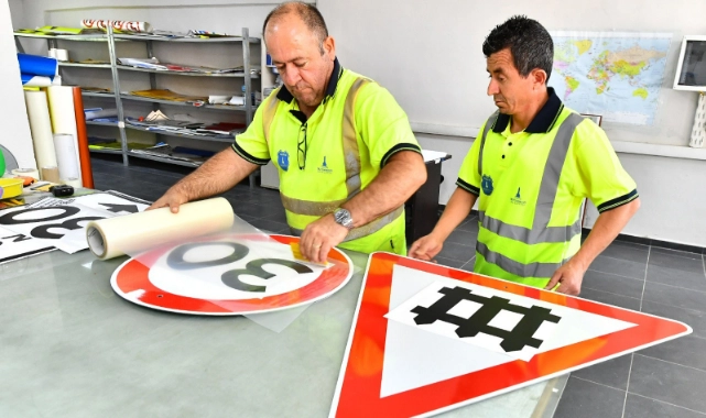 İzmir Büyükşehir Belediyesi yılda 15 bin trafik levhası monte ediyor