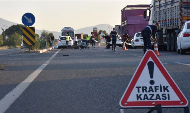 İzmir'de korkutan kaza: Lastikleri patlayan kamyonun dorsesi devrildi!