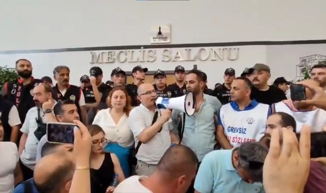 Memurlar meclis salonu önünde... Büyükşehir'de tansiyon yükseldi!