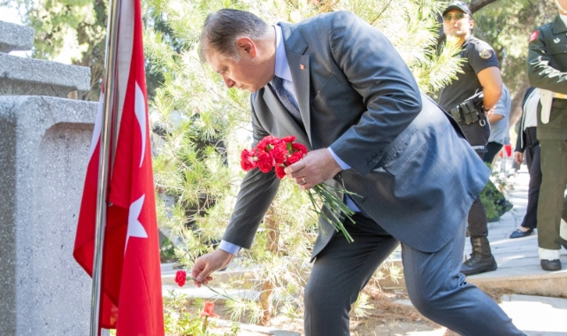 Başkan Tugay’dan şehitlerin kabrine karanfil