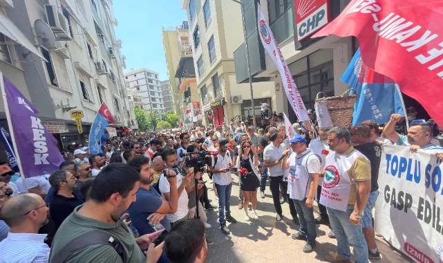 Büyükşehir memurları CHP İl Başkanlığı'na yürüdü: "Haklarımızdan vazgeçmeyeceğiz"