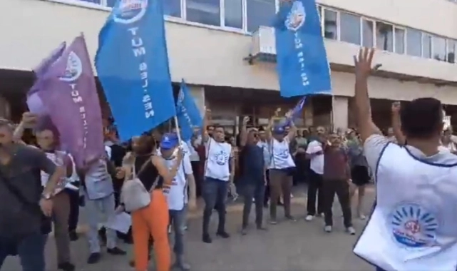 Büyükşehir memurları İZSU önünde
