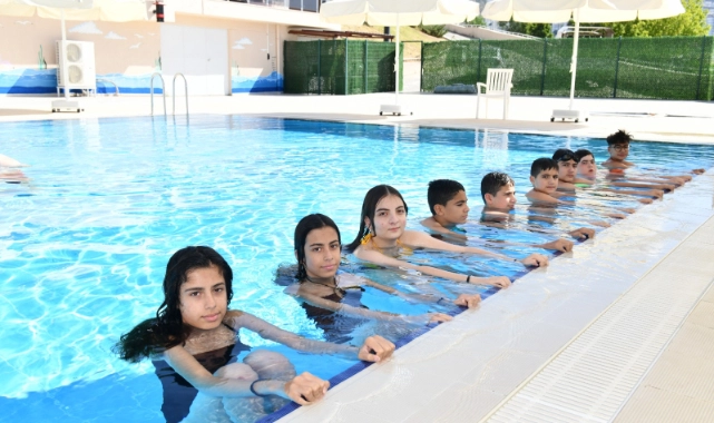 Çiğli Belediyesi’nin yüzme kursu devam ediyor