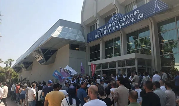 Eylem sırasında arbede: İzmir Büyükşehir çalışanlarına güvenlik müdahalesi