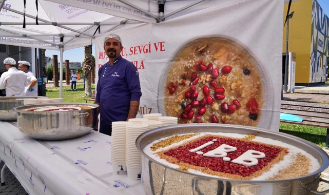 İzmir'de Muharrem ayı bereketi: Büyükşehir'den 3 noktada aşure dağıtımı