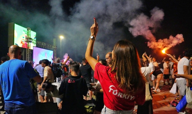 İzmir'in meydanlarında çeyrek final coşkusu