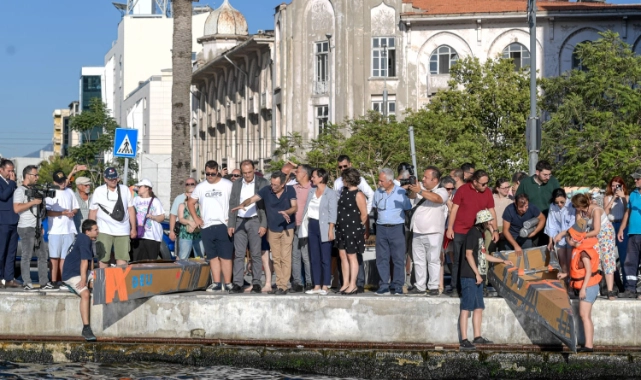 Karton tekneler İzmir Körfezi’nde kıyasıya yarıştı