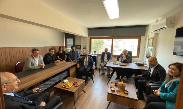 Kılıçdaroğlu'dan Tunç Soyer'e ziyaret