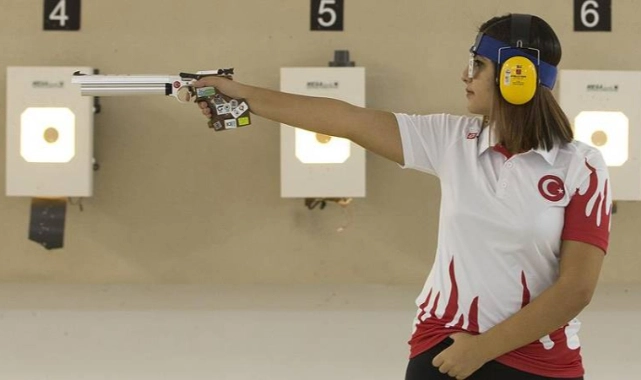 Paris'te millî atıcı İlayda Tarhan finalde
