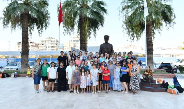 Çiğlili kadın ve çocuklar denizle buluştu