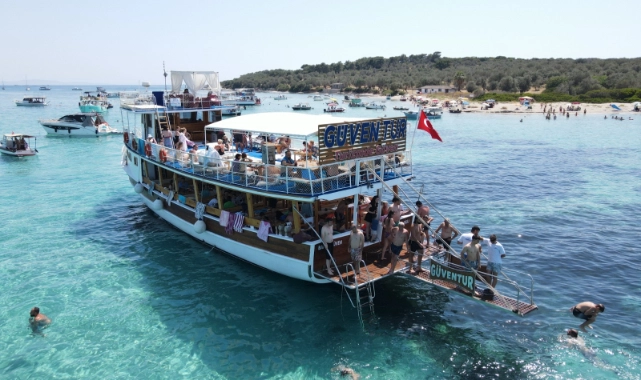 Denizlerde iki efsane! Dikili'nin eşsiz koylarına rüya gibi yolculuk... 
