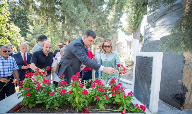  İzmir’in efsane başkanı Aydın Erten mezarı başında anıldı Tugay: Düşünceleri ile bize yol göstermeye devam edecek