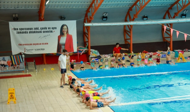 Karşıyaka’nın yarı olimpik havuzu yazın gözdesi oldu