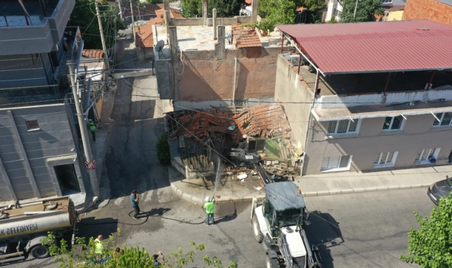 Konak’ta metruk bina yıkımları hız kazandı