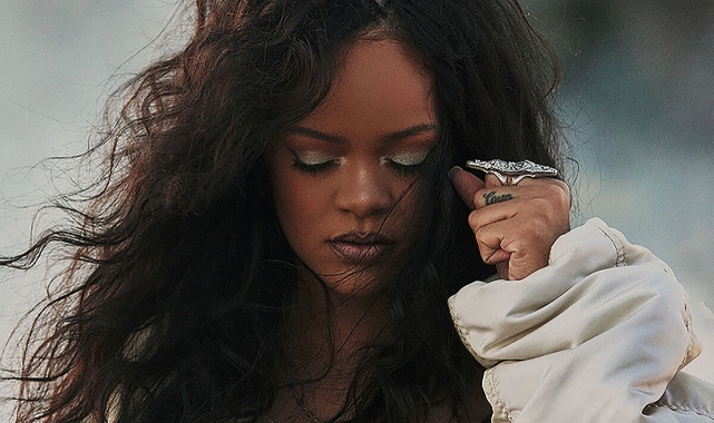 Rihanna, Perfect Magazine'in kapağı için nefes kesen pozlar verdi 