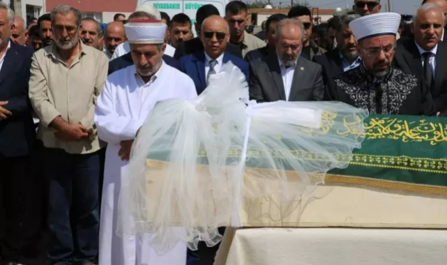 Ali Karahasanoğlu'ndan "gelinlik" savunması: "Bir erkeğin eşi olmak mı, onlarca erkeğin istismar aracı olmak mı?"