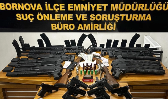 Bornova'da silah ticareti yapan şahıslara operasyon: Çok sayıda silah ele geçirildi
