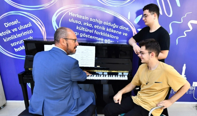 İzBB'nin kursu hayallerine ortak oldu... İzmirli gençler, istedikleri üniversiteyi kazandılar!