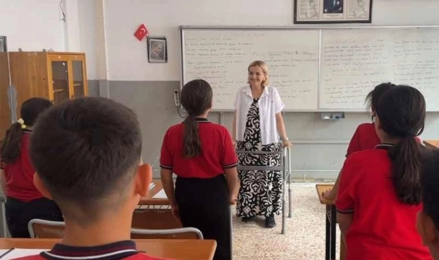 Enkazdan 25 saat sonra kurtarılan Aslı öğretmen öğrencilerine kavuştu