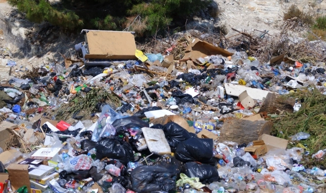 Foça'daki çöp yığınlarına vatandaşın tepkisi büyüyor!