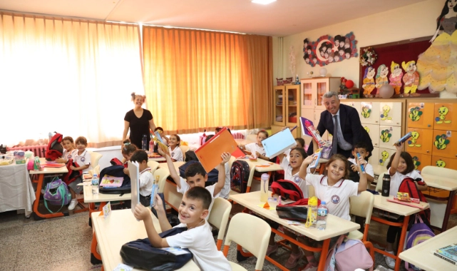 Güzelbahçe Belediyesi’nden öğrencilere kırtasiye desteği