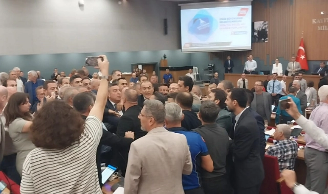 İzBB Meclisi'nde tansiyon yükseldi: CHP'li ve AK Partili üyeler karşı karşıya geldi!