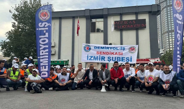 İzmir'de demiryolu işçilerinden oturma eylemi: Bozulan ekonominin bedelini biz ödemeyeceğiz