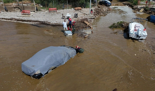İzmir’de sağanak hayatı olumsuz etkiledi: Yol çöktü, araçlar denize sürüklendi