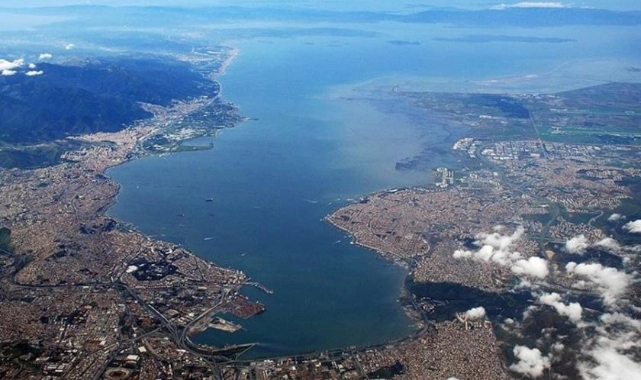 İzmir Körfezi'nde kirlilik devam ediyor!