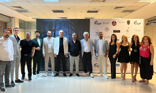 'Kampta' filminin galasında, oyuncular ve yapım ekibi davetlilerle buluştu