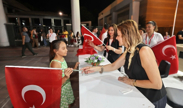 Konak standında 9 Eylül coşkusu: Başkan Mutlu’dan ziyaretçilere hediye