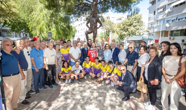 Konak’ta Metin Oktay’a anıtı başında anma